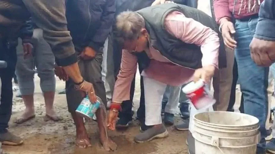 રોડની ખરાબ હાલત માટે મંત્રીએ માગી માફી, ધોયા એક વ્યક્તિના પગ