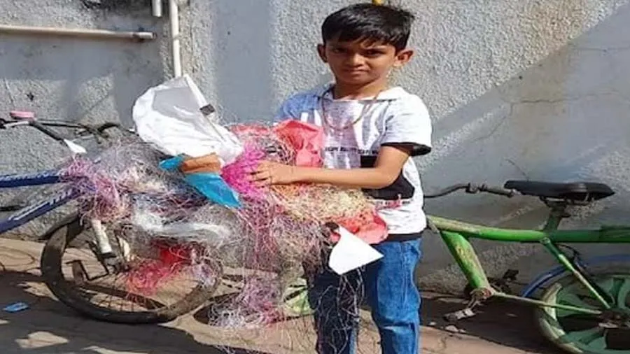 ઉત્તરાયણ બાદ 7 વર્ષીય અથર્વએ આજુ બાજુ બધે ફરી-ફરીને દોરી ભેગી કરી