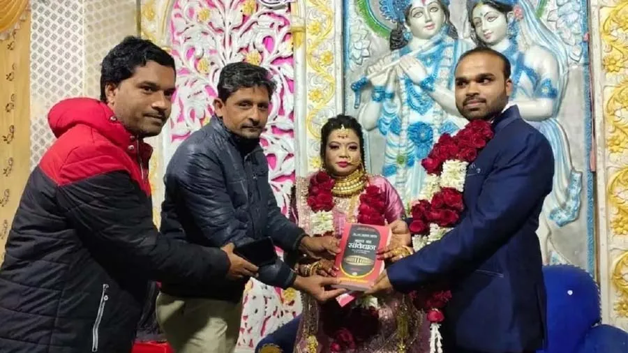 બ્રાહ્મણ નહીં, અગ્નિ નહીં, 7 ફેરા નહીં... સંવિધાનને સાક્ષી માનીને થયા અનોખા લગ્ન