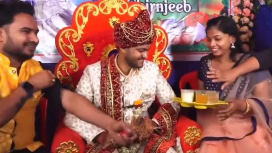 જીજાજીને મરચાંનું પાણી પીવડાવવા આવી હતી નટખટ સાળી, સ્ટેજ પર જ થઈ ગયુ તેનું અપમાન