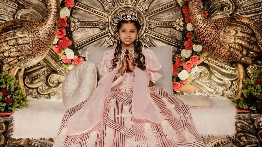 સુરતમાં સન્યાસ લેતી 9 વર્ષની દીકરીએ કહ્યું-હું સિંહની જેમ દીક્ષા લઉં છું...