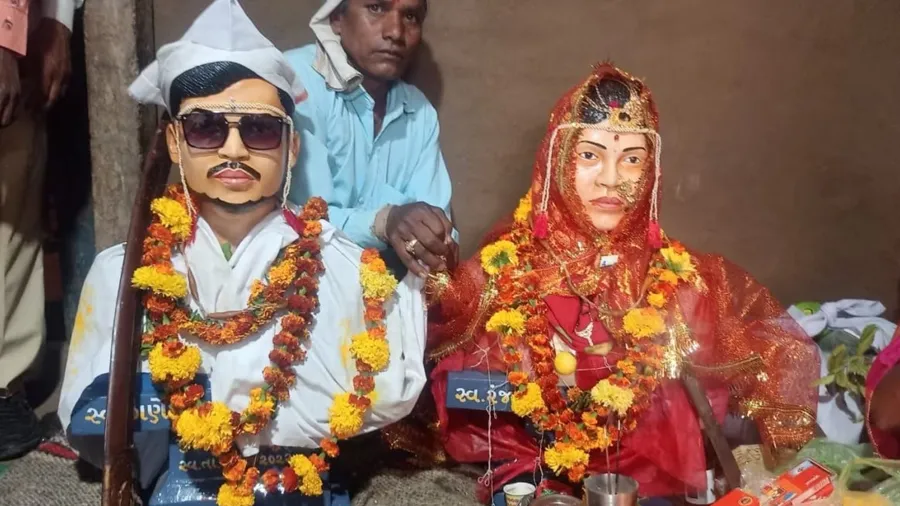 પહેલા ન માન્યા પછી પ્રેમી યુગલે આત્મહત્યા કરી તો બંનેના પૂતળા બનાવી લગ્ન કરાવ્યા