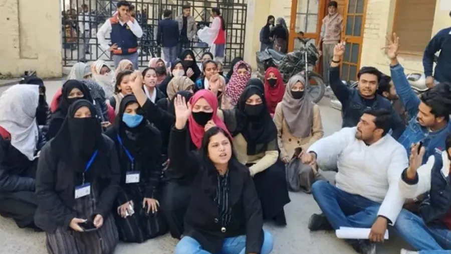 હિંદુ કોલેજમાં બુરખો પહેરીને આવેલી વિદ્યાર્થીઓને પ્રવેશ ન અપાતા થયો હંગામો