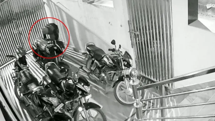 IPS ઓફિસરના ઘરે થઈ ચોરી, ચોરે બાઇકોમાંથી પેટ્રોલ કાઢી લીધું, ઘટના CCTVમાં કેદ