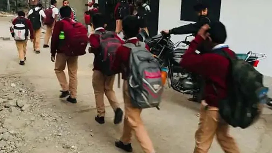 જૂનાગઢની શાળામાં સ્વેટર મરૂન કલરનું જ પહેરવાનું, ન પહેરો તો ઠંડીમાં બહાર ઉભા રહો