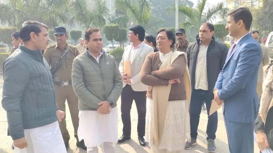 વિદ્યાર્થિનીઓને ટ્રેનરે કહ્યું- ડીપ નેકવાળા કપડા પહેરો જેથી બ્યુટી બોન દેખાય