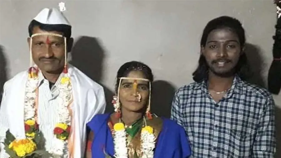 સામાજિક બંધન તોડીને પુત્રએ પોતાની વિધવા માતાના કરાવ્યા બીજા લગ્ન