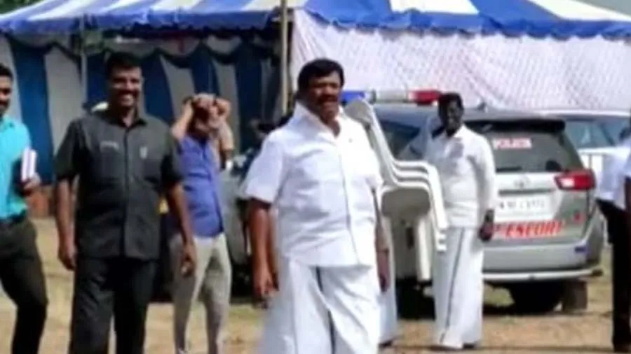 Video: ખુરશી લાવવામાં મોડું થતા ગુસ્સે થયેલા મંત્રીએ કાર્યકરો પર ફેંક્યા પથ્થર