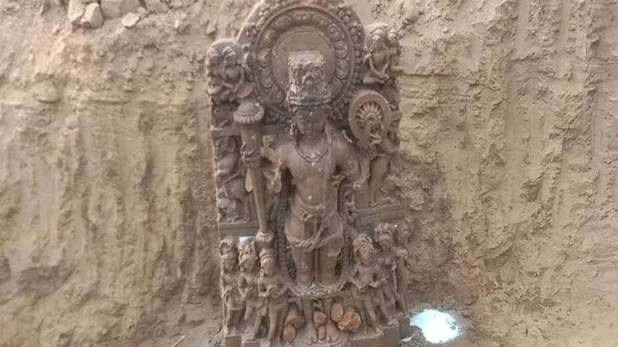 તળાવના ખોદકામ દરમિયાન ભગવાન વિષ્ણુની અદભૂત મૂર્તિ મળી, દર્શન માટે લોકો ઉમટ્યા