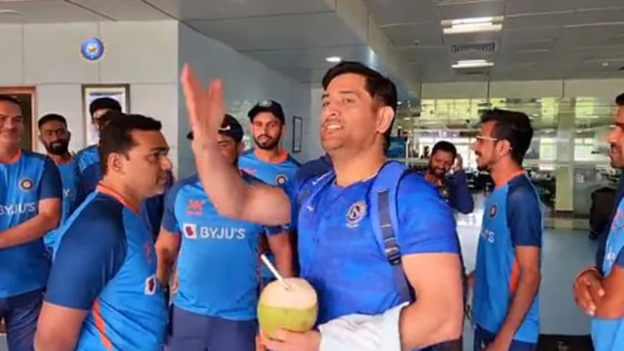 ધોનીએ ફરી કરી ડ્રેસિંગ રૂમમાં એન્ટ્રી, ખેલાડીઓને આપી સરપ્રાઇઝ, જુઓ વીડિયો