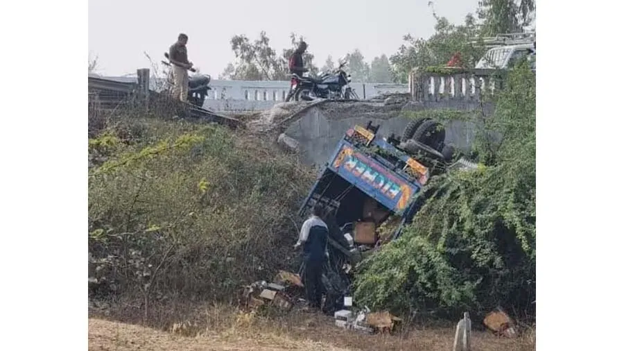 પેથાપુર હાઇવેની આઇસર પલટી ગઈ, ચાના કપની જગ્યાએ અંદરથી નીકળી દારૂની પેટીઓ