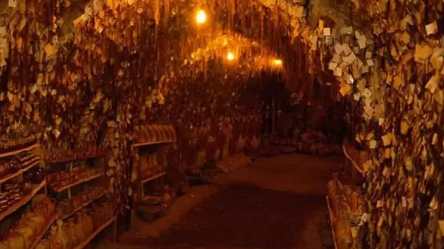 દુનિયાની સૌથી વિચિત્ર જગ્યા, જ્યાં મહિલાઓ પોતાના વાળ કાપીને દિવાલ પર લટકાવે છે