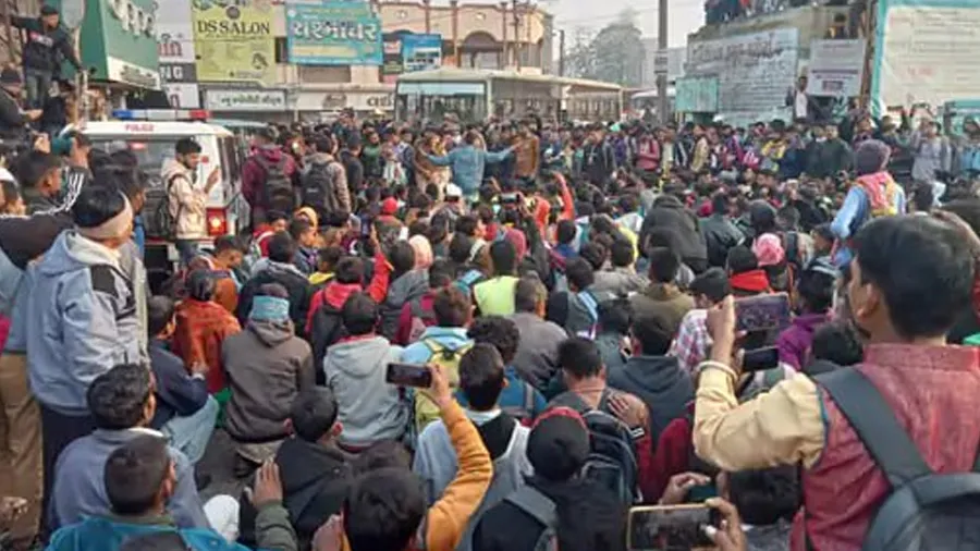 ગુજરાત:પરીક્ષા રદ, વિદ્યાર્થીઓનું પ્રદર્શન, કેજરીવાલે પૂછ્યું-પેપર લીક કેમ થયું?