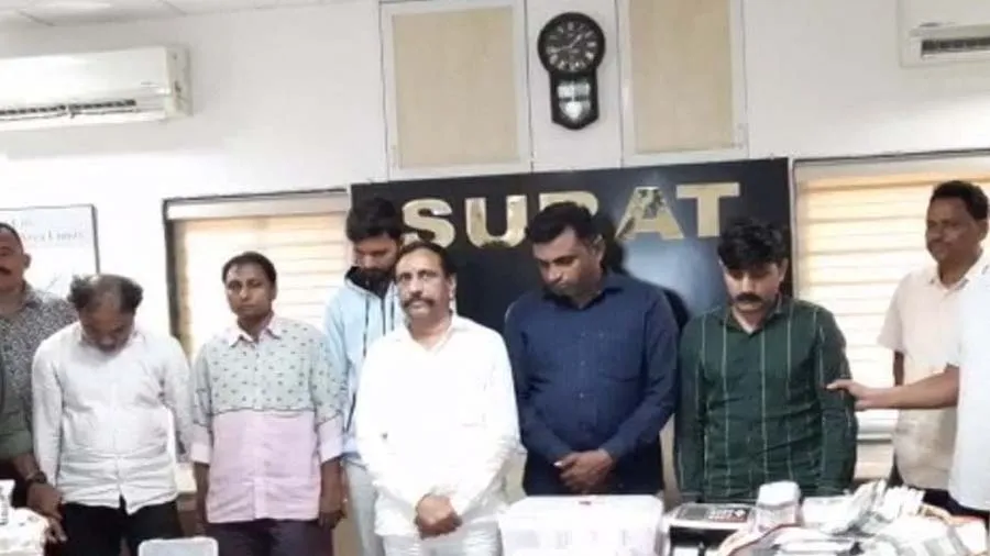 નકલી નોટના બંડલમાં ઉપર અસલી નોટ મૂકી પધરાવતી ગેંગ 4 કરોડની નકલી નોટ સાથે પકડાઈ