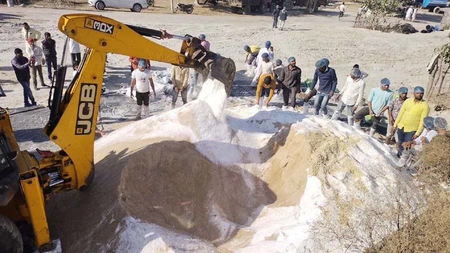 આ મંદિરમાં JCBની મદદથી તૈયાર થઇ રહ્યો છે 3.50 લાખ કિલો ચૂરમા પ્રસાદ, જુઓ તસવીરો