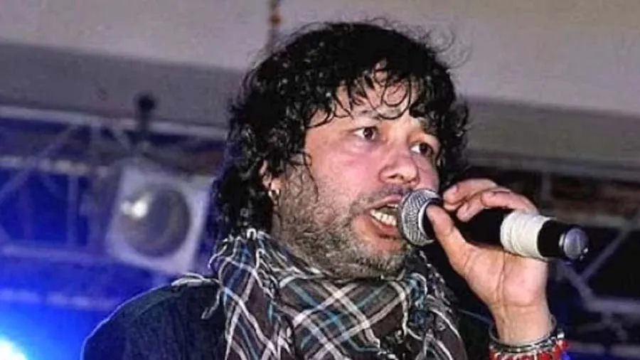 કૈલાશ ખેર પર હુમલો, સ્ટેજ પર 2 છોકરાઓએ ફેકીને મારી બોટલ, પોલીસે કરી અટકાયત