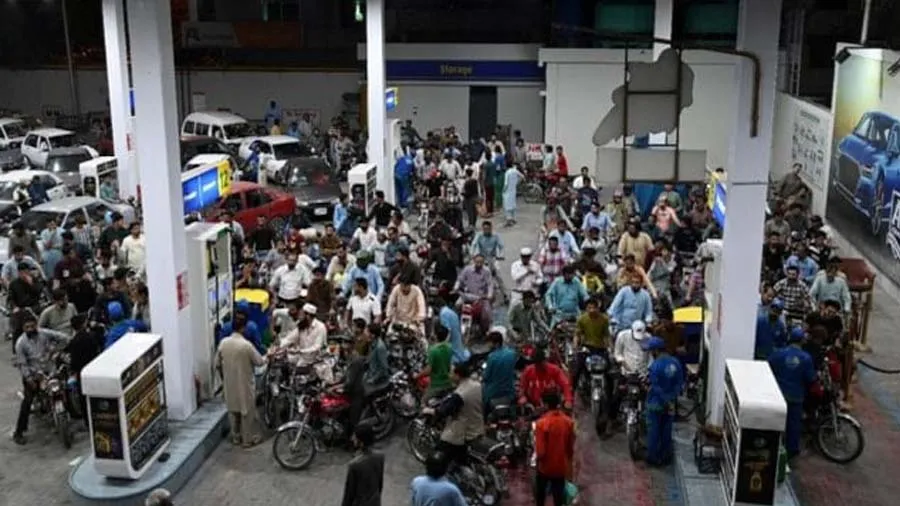 પાક.માં પેટ્રોલ 250 રૂ. લીટરને પાર છતા ભારત કરતા મળી રહ્યું છે સસ્તું, સમજો ગણિત