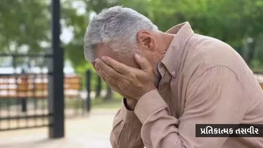 ‘સાહેબ હું જીવીત છું પણ તમારા લેખપાલે મને..,’હાથ જોડીને રડતા વૃદ્ધને જોઇને DM..