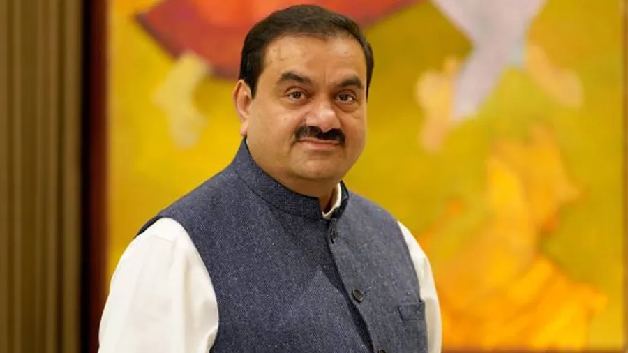 હિંડેનબર્ગનો આરોપ-અદાણી ગ્રુપ પોતાને  દેશના ઝંડામાં લપેટીને લૂંટ મચાવી રહ્યું છે