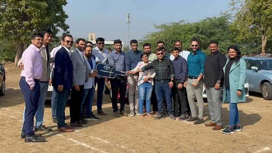અમદાવાદની કંપનીએ કર્મચારીઓને કાર વહેંચી,છટણીના વાતાવરણમાં કેવો 'ચમત્કાર'