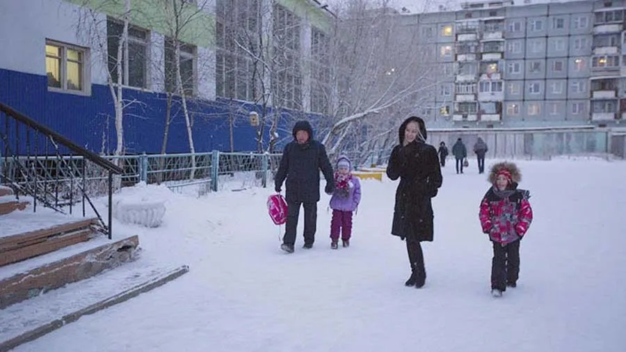 આ છે દુનિયાની સૌથી ઠંડી સ્કૂલ, -51 ડિગ્રી સેં.માં પણ બાળકો આવે છે ભણવા