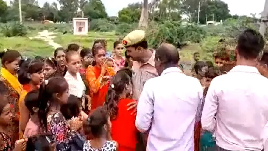 બાળકોને ભીખ માગતા જોઈ પોલીસકર્મીએ શરૂ કરી હર હાથ મે કલમ પાઠશાળા, બદલી પર...