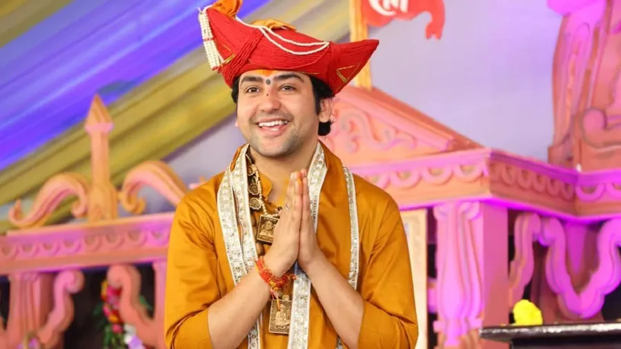 ધીરેન્દ્ર શાસ્ત્રી મજબૂરીમાં કરે છે આ કામ! મંચ પરથી લાખો લોકો સામે કર્યું કબૂલ