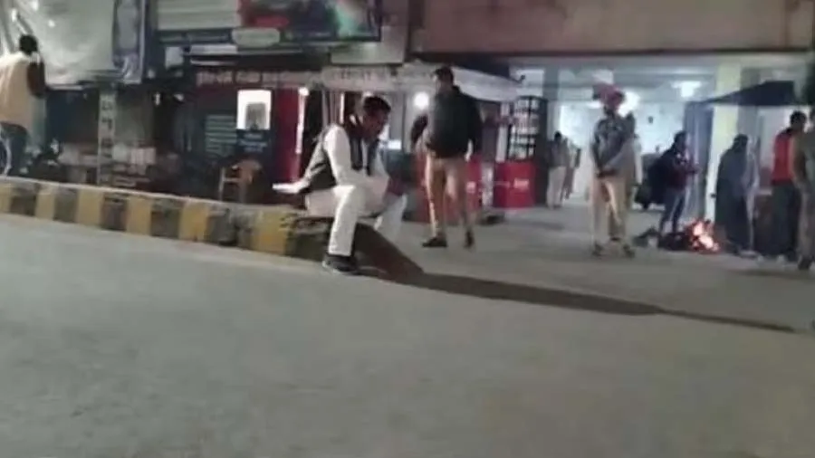 જામમાં ફસાવા પર BJP ધારાસભ્યને આવ્યો ગુસ્સો,કારમાંથી ઉતરીને ડિવાઈડર પર જઈને બેઠા