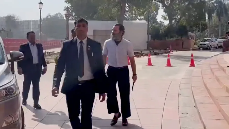 શર્ટ પહેરીને રાહુલની સંસદમાં એન્ટ્રી, કોંગ્રેસીઓએ જિંદાબાદના નારા લગાવ્યા, Video