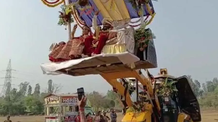 નવસારીમાં વરરાજાએ એવી જાન જોડી કે રસ્તામાં બધા જોતા રહી ગયા