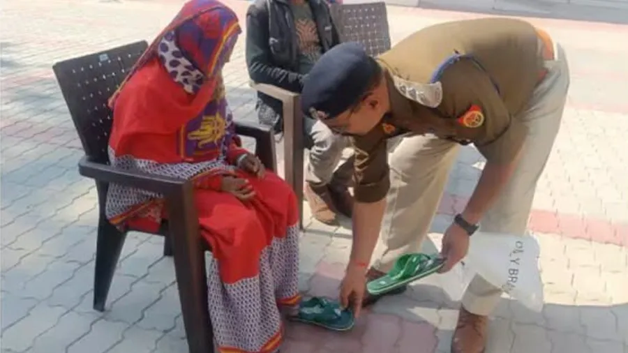 ઉઘાડા પગે ફરિયાદ કરવા પહોંચલી વૃદ્ધાને પોલીસ સ્ટેશનના COએ જાતે ચપ્પલ પહેરાવ્યા