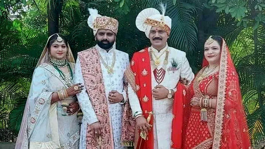 અલ્પેશ કથીરિયા અને ધાર્મિક માલવિયા લગ્નના બંધને બંધાયા, જુઓ 8 તસવીરો