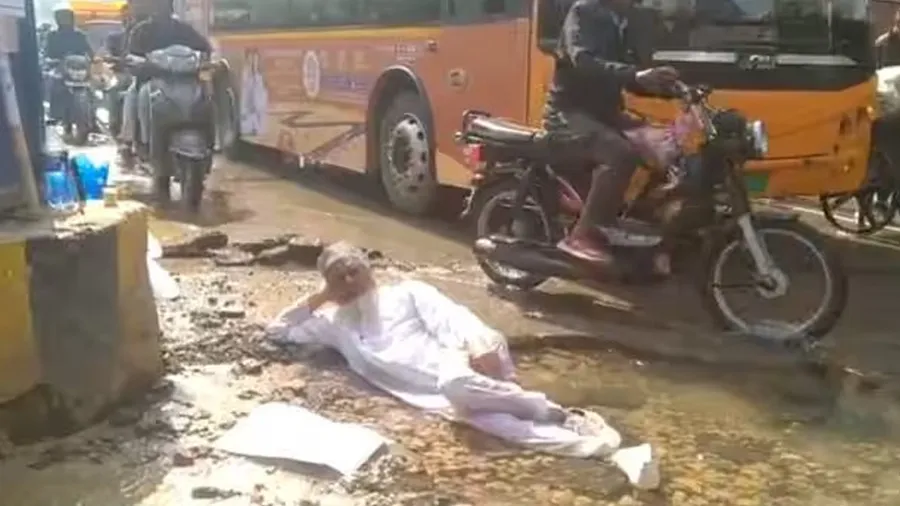 વારાણસીમાં રોડ પર કીચડ-પાણી ભરેલા ખાડામાં સુઈ ગયા પૂર્વ કાઉન્સિલર, વીડિયો વાયરલ