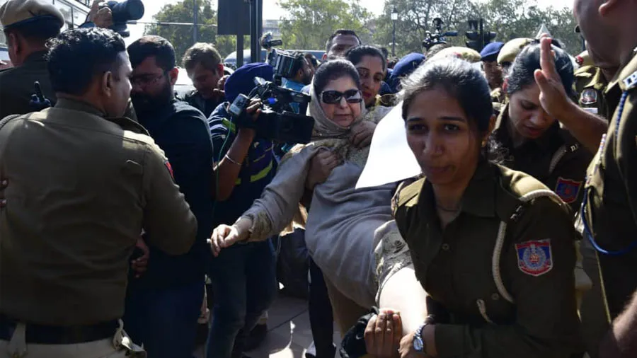 જમ્મુ-કાશ્મીરના પૂર્વ CM મેહબૂબા મુફ્તીને દિલ્હી પોલીસ પકડી ગઈ, જાણો કારણ