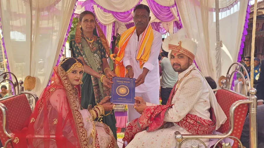 મહિલા સરપંચે દીકરીના લગ્ન પ્રસંગે કન્યાદાનમાં ભારતના બંધારણનું પુસ્તક આપ્યું