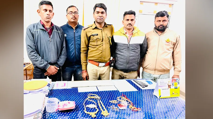 યુવકે આપ્યું ઇમાનદારીનું ઉદાહરણ, 15 લાખના ઘરેણાથી ભરેલી બેગ પરત સોંપી