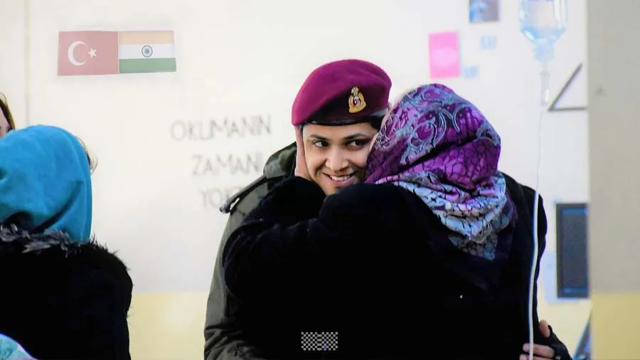 તુર્કીની મહિલાએ ભારતની મહિલા સૈનિકના ગાલ પર ચુંબન કર્યુ, લોકોએ કહ્યું, આ છે ભારત