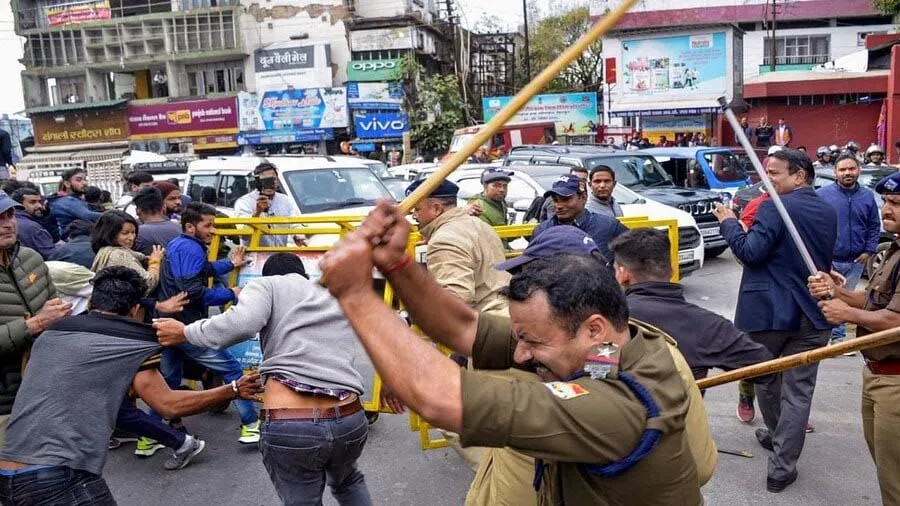 પેપર લીકનો વિરોધ કરતા હજારો યુવાનોને પોલીસે દોડાવી-દોડાવીને માર્યા, કલમ 144 લાગૂ