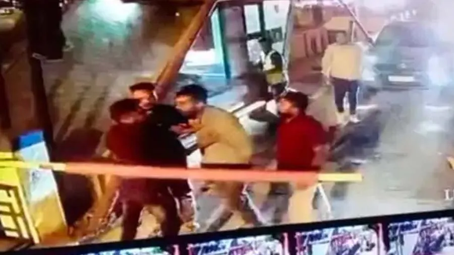 ગુજરાતના ભાજપ નેતાની ગુંડાગર્દી, ટોલનાકાના કર્મચારીને માર્યો, કાચ તોડી નાંખ્યા