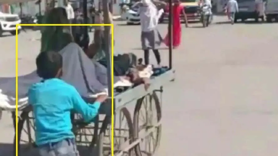 એમ્બ્યુલન્સ આવતા વાર લાગી તો પિતાને હાથલારીમાં લઈને હોસ્પિટલ ગયો 6 વર્ષનો દીકરો