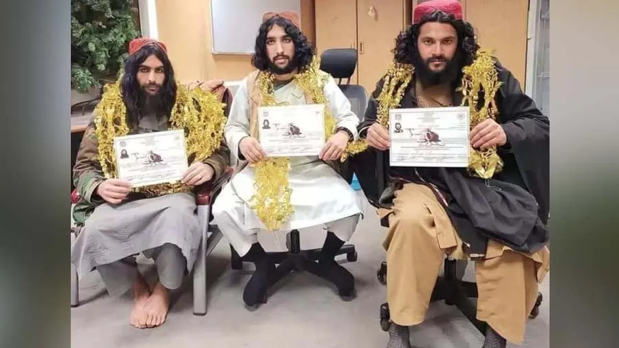 આંખોમાં કાજલ, લાંબા વાળ, ખુલ્લા પગ, આ છે તાલિમ પુરી કરનારા તાલિબાની પાયલટ