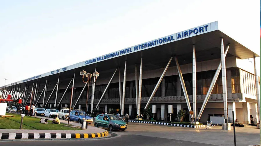 દુબઈથી 2 કરોડના 3.5 કિલો સોનાના કડા પહેરી અમદાવાદ ઉતર્યો પેસેન્જર, પકડી લેવાયો