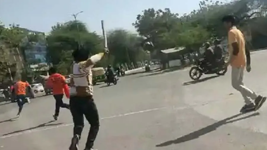 પાર્કમાં બેઠેલા પતિ-પત્નીને બજરંગદળવાળાએ માર્યા, પછી ટોળાએ બજરંગદળવાળાને માર્યા