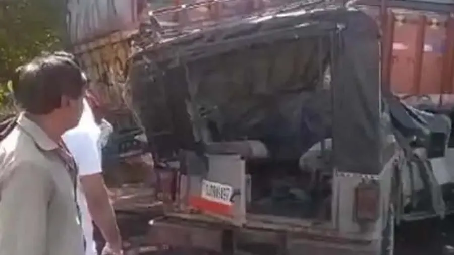 રાધનપુર હાઇવે પર જીપનું ટાયર ફાટ્યું અને ઉભેલી ટ્રકમાં ઘૂસી ગઈ, 6ના મોત