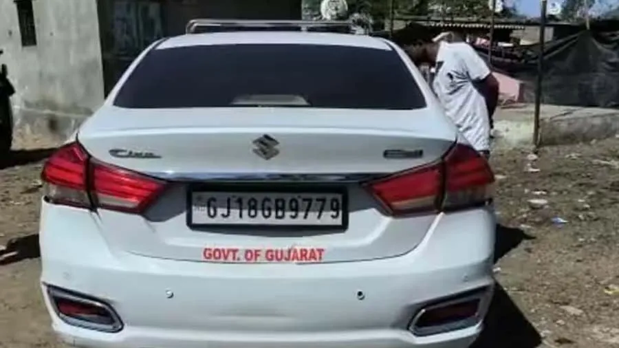 ગર્વમેન્ટ ઓફ ગુજરાત લખેલી કારનો અકસ્માત થયો, ગાડીમાંથી 11 પેટી દારૂ મળ્યો