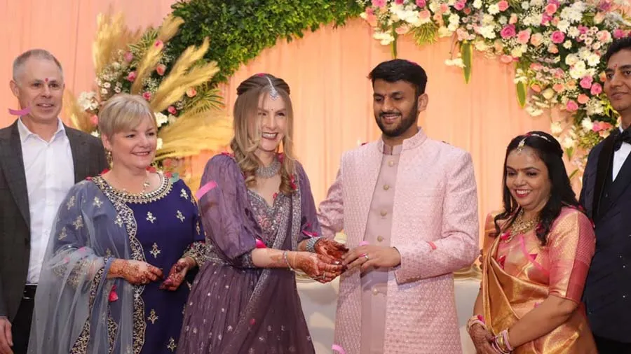 રાજકોટના યુવકે ઇંગ્લેન્ડની યુવતી સાથે કરી ભારતીય સંસ્કૃતિ મુજબ સગાઈ