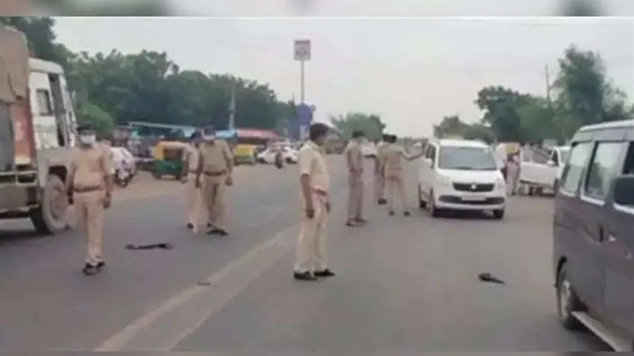 અમદાવાદ એરપોર્ટ જતી વાનને દારૂ ચેકિંગના બહાને રોકીને 1400 કિલો ચાંદીની લૂંટ