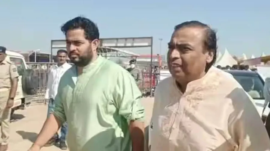 શિવરાત્રિના અવસરે મુકેશ અંબાણી દીકરા આકાશ સાથે સોમનાથ દાદાના દર્શને આવ્યા, Video