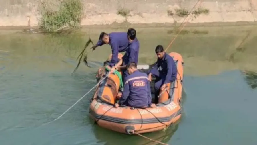 વડોદરામાં સેલ્ફીના ચક્કરમાં બે વિદ્યાર્થી કેનાલમાં ખાબક્યા, એકનો બચાવ