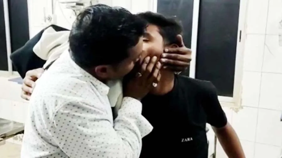 શ્વાસ લેવામાં પરેશાની થતી જોઇ જીવ બચાવવા માટે પિતાએ મોઢાથી આપી ઑક્સિજન